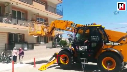 Gelin, baba evinden vinçle çıktı