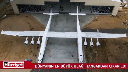 Dünyanın en büyük uçağı hangardan çıkarıldı