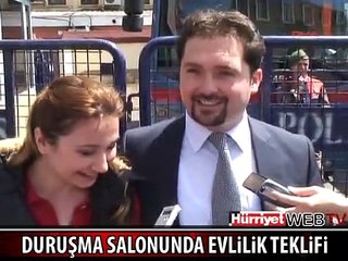 DURUŞMA SALONUNDA ŞAŞIRTAN EVLİLİK TEKLİFİ