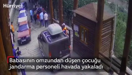 Babasının omzundan düşen çocuğu jandarma personeli havada yakaladı
