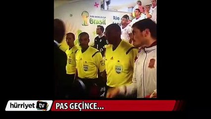 Eli boşta kalan hakemden komik tepki!