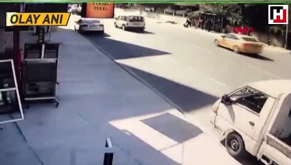 Pendik'te otomobil durağa daldı