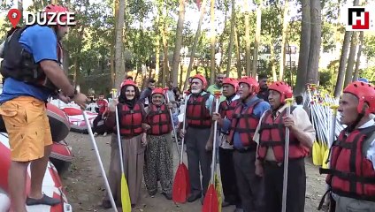 Dede ve ninelerin rafting heyecanı