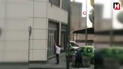 Binanın 2. katından düşen kediyi havada böyle yakaladı