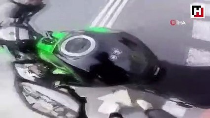 Tekerlekli sandalyedeki engelli sırt üstü düştü imdadına motosiklet sürücüsü yetişti