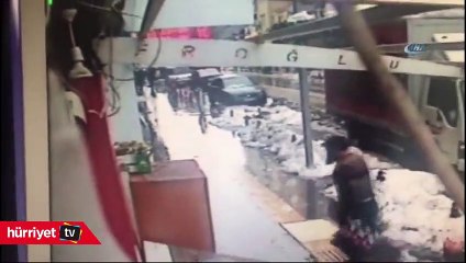 Kar kütlesinin altında kalmaktan saniyelerle kurtuldu