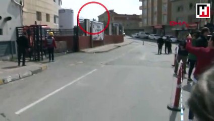 Yangın çıkan hastanede kaplama malzemeleri düştü