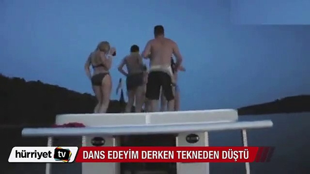 Genç kız teknede dans ederken...
