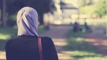 Fransa'da bir lisede, Müslüman öğrencinin başörtüsünü çöpe atıp okuduğu Kuran-ı Kerim'i yırttılar! Okul müdüründen 