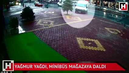Yağmur yağdı, minibüs mağazaya daldı