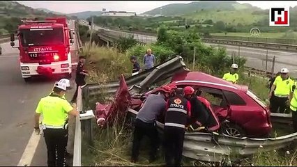 Kontrolden çıkan otomobil bariyerlere çarptı