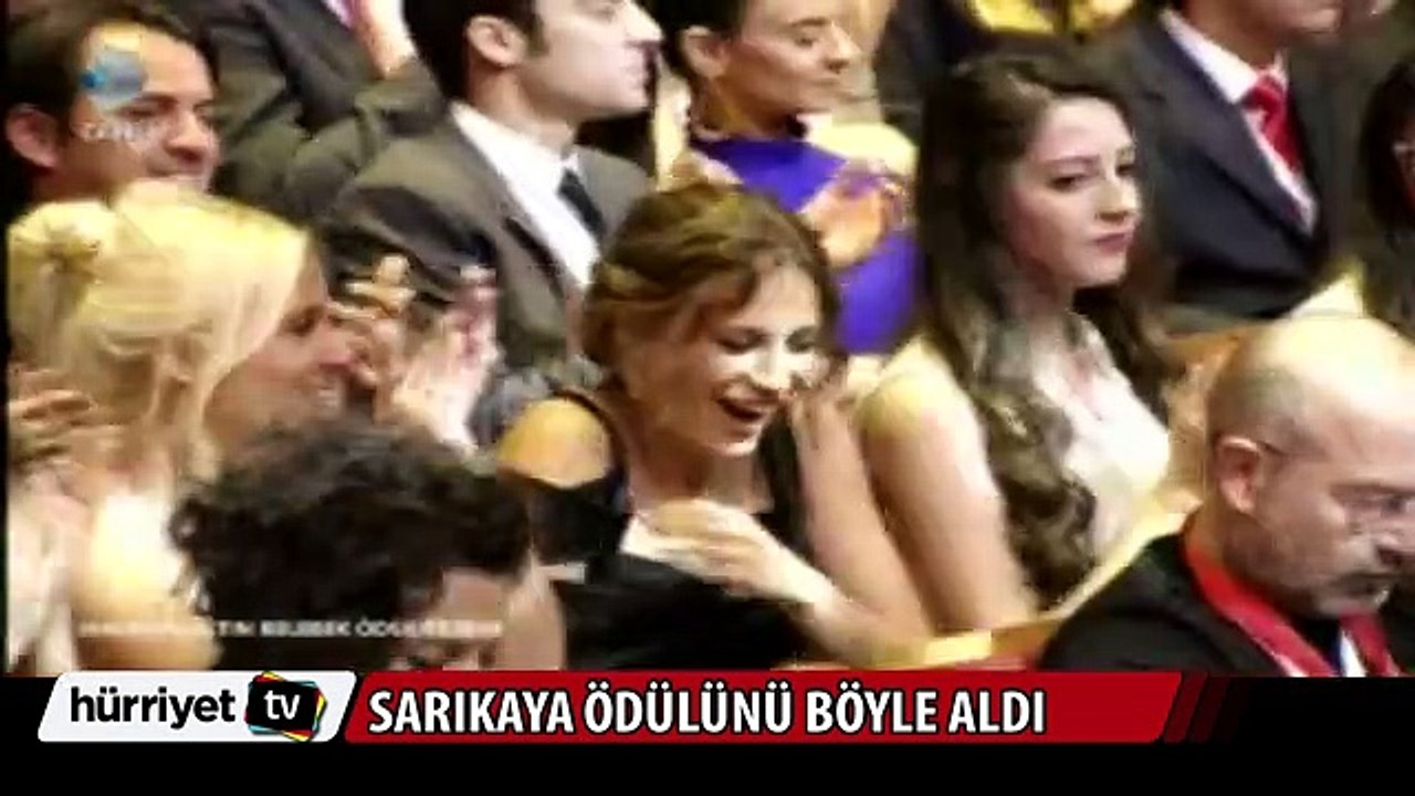 Serenay Sarıkaya Ediz Hun'dan ödülünü böyle aldı