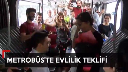 Metrobüste sürpriz evlenme teklifi
