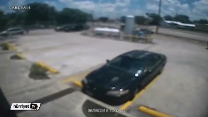 Otoparktaki aracın üzerine uçak düştü: 3 ölü
