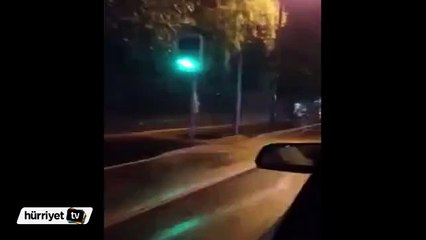 Otobüs durağında beklerken..