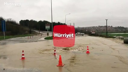 Edirne'de yarıya kadar suya gömülen aracın camından çıkan sürücünün aracını itfaiye kurtardı