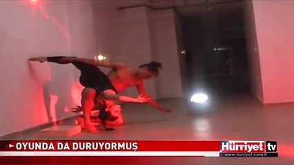 DURAN ADAM SERGİLEDİĞİ BİR OYUNUNDA DA DURMUŞ