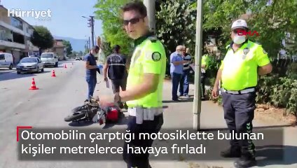 Otomobilin çarptığı motosiklette bulunan kişiler metrelerce havaya fırladı