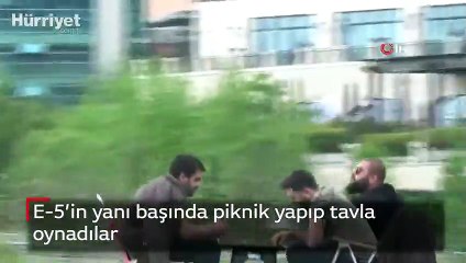 E-5’in yanı başında piknik yapıp tavla oynadılar