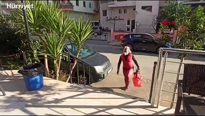 Hem vücut geliştirme şampiyonu hem de gönüllü olarak koronavirüs servisinde çalışıyor