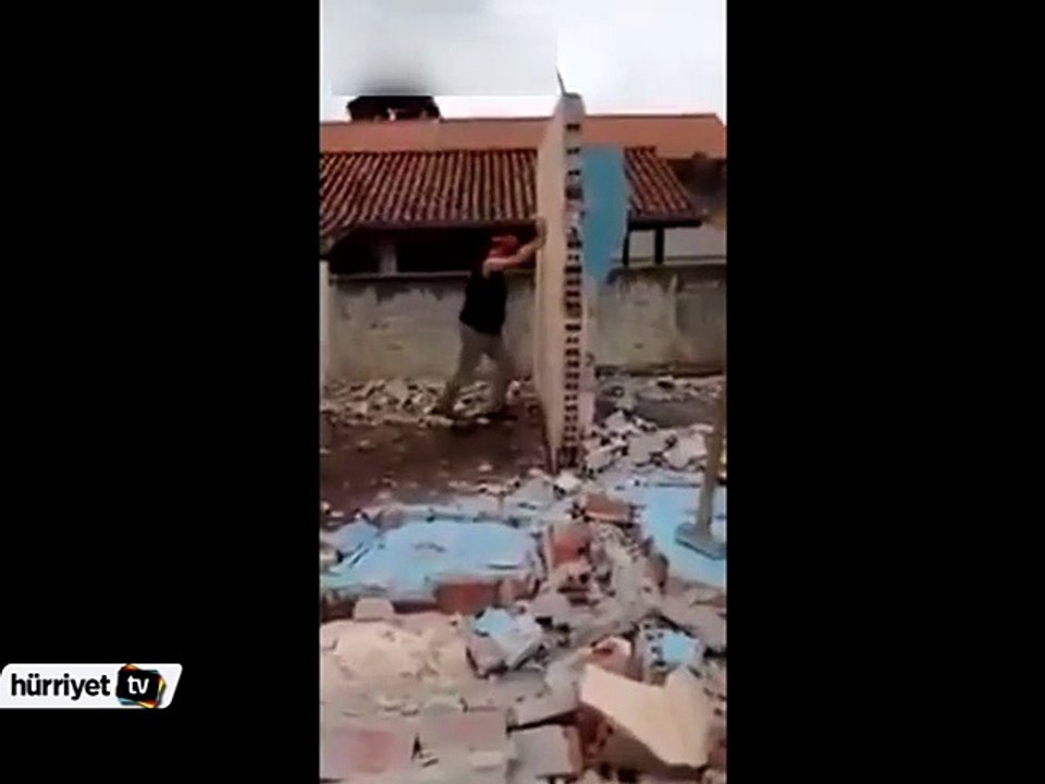 Üzerine duvar düştü