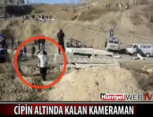 KAMERAMAN CİPİN ALTINDA KALDI AMA