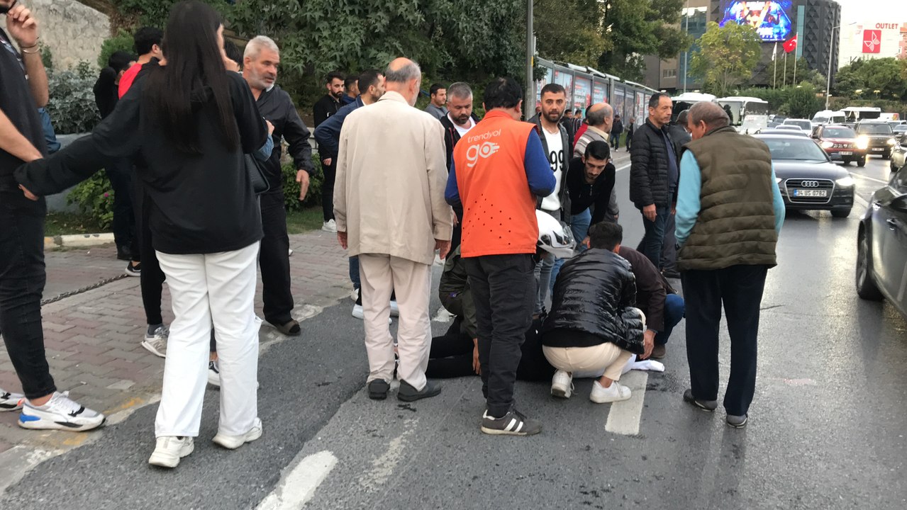 Küçükçekmece'de yayaya çarpıp kaçan sürücüyü, çevredekiler yakaladı 
