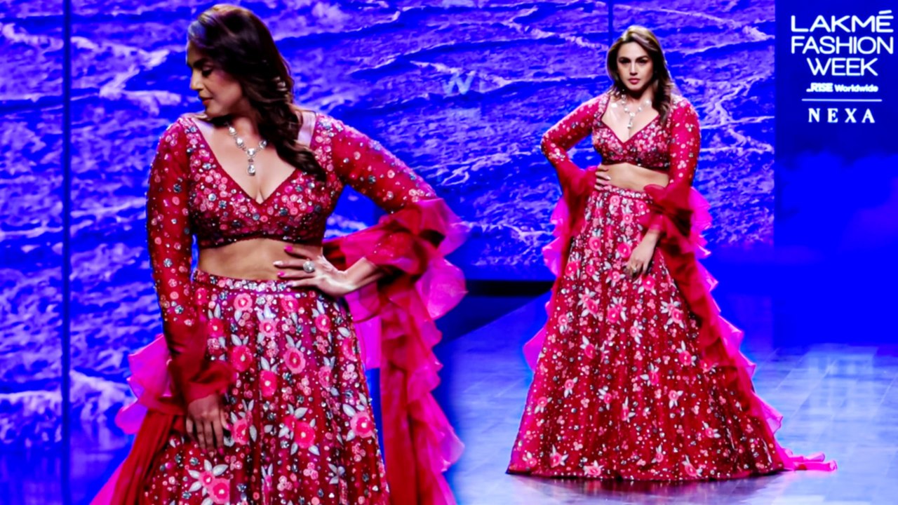 हुमा कुरैशी ने 'लक्मे फैशन वीक' में रैंप पर चलकर बिखेरा अपना जलवा