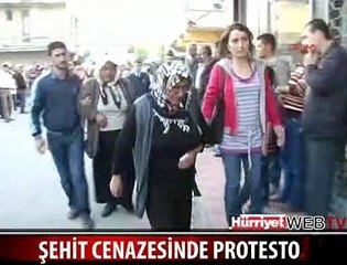 ŞEHİT CENAZESİNDE PROTESTO
