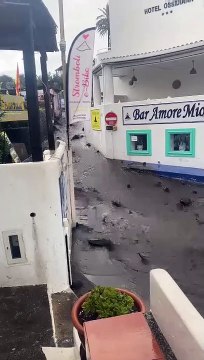 Stromboli, la lotta degli abitanti contro il fango che scende dalla montagna
