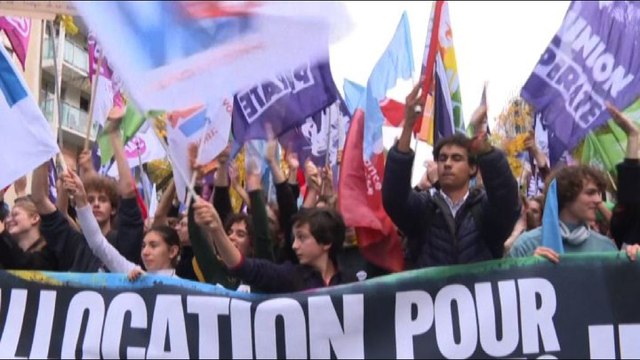 Francia, corteo di 140mila persone a Parigi contro caro vita