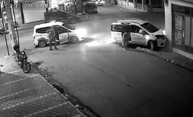 POLİSİN 'DUR' İHTARINA UYMAYIP KAÇTILAR, ARAÇLA MARKETİN DUVARINA ÇARPINCA YAKALANDILAR