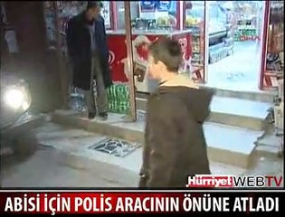 ABİSİ İÇİN POLİS ARACININ ÖNÜNE ATLADI
