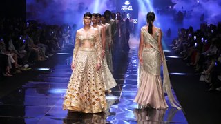 Lakme Fashion Week 2022 में Varun Nidhika के लिए रैंप वॉक करती नजर आईं Genelia Deshmukh