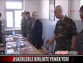 ASKERLERLE BİRLİKTE YEMEK YEDİ