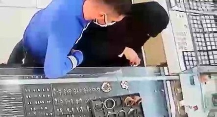 20 dakika kuyumcuyu oyalayıp, 50 bin TL'lik hasır bileziği çaldılar