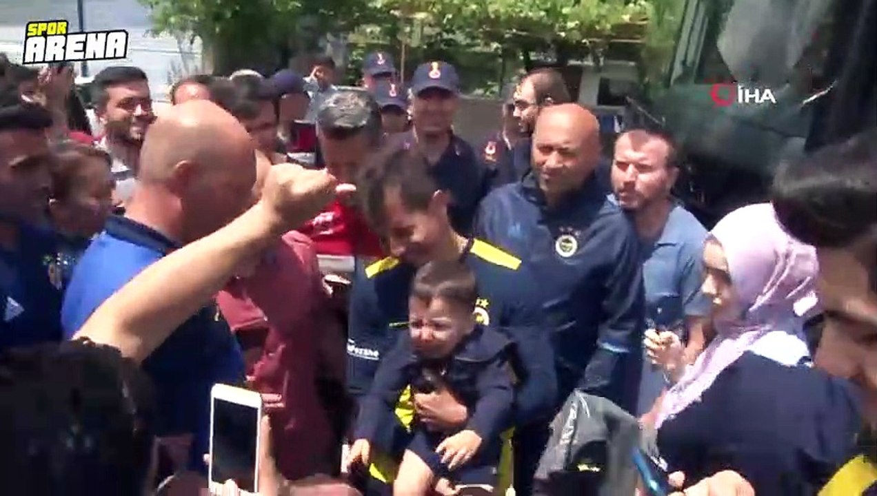 Fenerbahçeli taraftarlardan Emre Belözoğlu'na yoğun ilgi