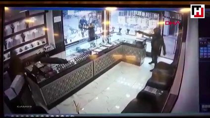 Kuyumcu, tabancalı ve kar maskeli soyguncuyu sopayla kovaladı