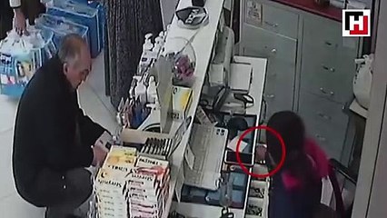 Anne oyaladı, küçük kızı kasayı soydu