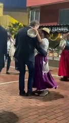 Alberto Núñez Feijóo, bailando en Las Palmas de Gran Canaria antes de la convención del PP