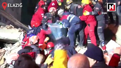 Enkazdan sağ çıkarılmayı anlatan muhabir izleyenleri duygulandırdı