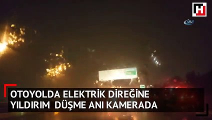 Otoyolda elektrik direğine böyle yıldırım düştü