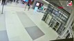 Havalimanı çalışanlarının elektronik sigara filtresi kaçakçılığı yaptığı anlar kamerada