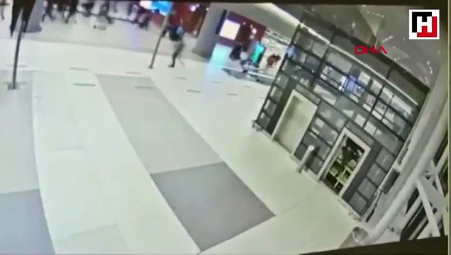 Havalimanı çalışanlarının elektronik sigara filtresi kaçakçılığı yaptığı anlar kamerada