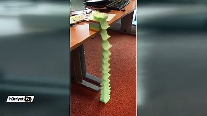 Canı sıkılan ofis çalışanı post-it  kağıtlarını oyuna çeviriyor