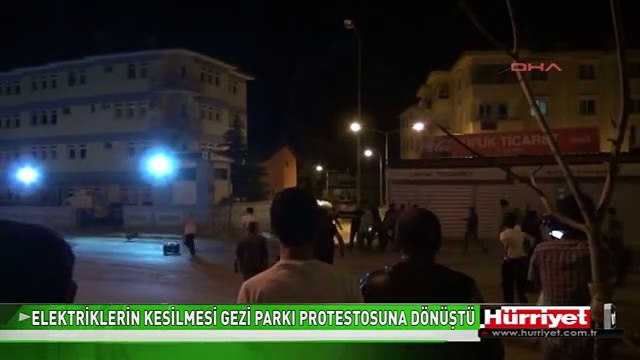 TUNCELİ'DE ELEKTRİKLERİN KESİLMESİ TAKSİM GEZİ PARKI PROTESTOSUNA DÖNÜŞTÜ, OLAYLAR ÇIKTI