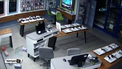 2 dakikada 40 bin TL’lik elektronik eşya çaldılar