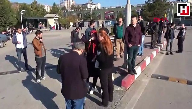 Güvenlik görevlisi, sınava geç kalan öğrencileri sınava böyle yetiştirdi