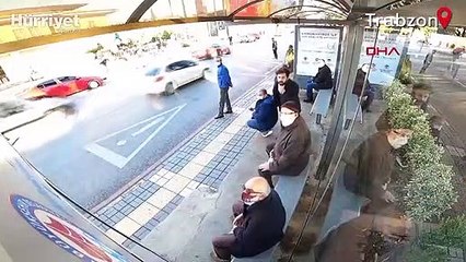 Durakta yapay zeka ekranı, maske takmayanları uyarıyor