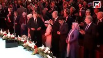 Cumhurbaşkanı Erdoğan, kürsüdeki zeytin dalını eşine verdi